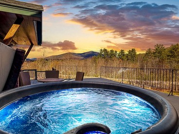 Breathtaking Mountain Views, Hot Tub & Pool Access in North Conway, New Hampshire - North Conway, New Hampshire - glamping.directory