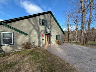 Breathtaking Mountain Views, Hot Tub & Pool Access in North Conway, New Hampshire - glamping.directory