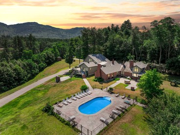 Breathtaking Mountain Views, Hot Tub & Pool Access in North Conway, New Hampshire - North Conway, New Hampshire - glamping.directory