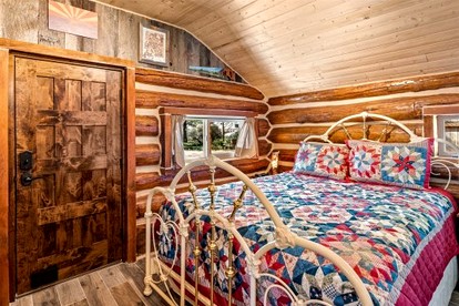 Cozy Historic Log Cabin with Fire Pit and Private Backyard on the Edge of the Kaibab National Forest in Parks, Arizona - Parks, Arizona - glamping.directory