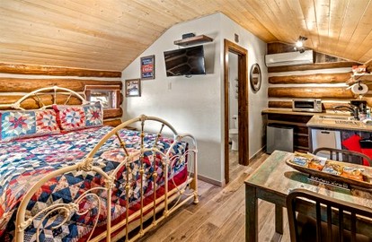 Cozy Historic Log Cabin with Fire Pit and Private Backyard on the Edge of the Kaibab National Forest in Parks, Arizona - Parks, Arizona - glamping.directory