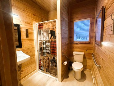 Incredible ADA-Compliant Cabin for a Relaxing Getaway in Newland, North Carolina - Newland, North Carolina - glamping.directory