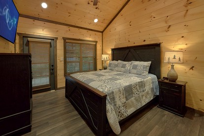 Romantic Cabin Escape for Two with Indoor Pool and Hot Tub in Sevierville, Tennessee - Sevierville, Tennessee - glamping.directory