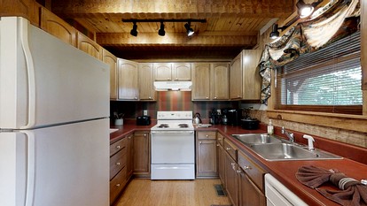 Smoky Mountain Serenity: Your Dream Vacation Awaits in this Perfect Cabin with Hot Tub - Sevierville, Tennessee - glamping.directory