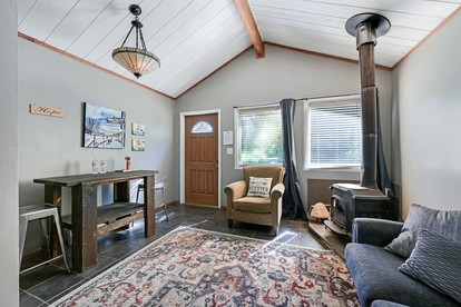 Secluded Creekside Cabin with Eagle Views Near Bear Creek Pond in Hope, Alaska - Hope, Alaska - glamping.directory