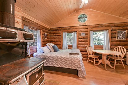 Secluded Creekside Cabin with Eagle Views Near Bear Creek Pond in Hope, Alaska - Hope, Alaska - glamping.directory