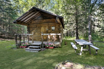 Secluded Creekside Cabin with Eagle Views Near Bear Creek Pond in Hope, Alaska - Hope, Alaska - glamping.directory