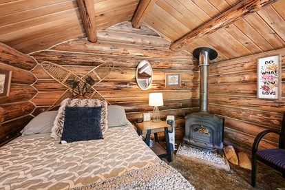Secluded Creekside Cabin with Eagle Views Near Bear Creek Pond in Hope, Alaska - Hope, Alaska - glamping.directory
