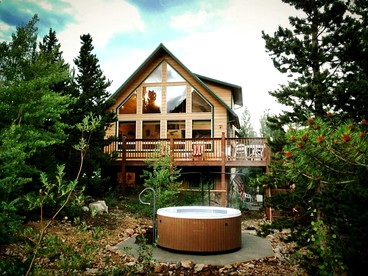 Secluded Family Cabin with a Hot Tub in the Rocky Mountains near Denver, Colorado - glamping.directory