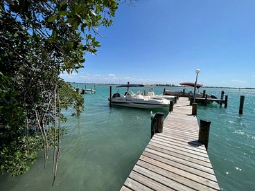 Charming Tropical Treehouse with Kayaks near Little Gasparilla Island, Florida - Placida, Florida - glamping.directory