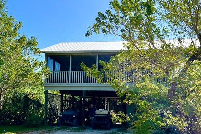 Charming Tropical Treehouse with Kayaks near Little Gasparilla Island, Florida - glamping.directory