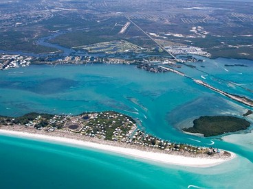 Charming Tropical Treehouse with Kayaks near Little Gasparilla Island, Florida - Placida, Florida - glamping.directory
