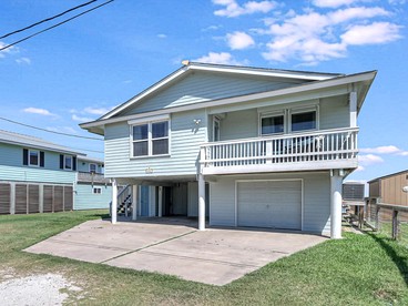Picturesque Beach House with Fantastic Views in Rockport, Texas - glamping.directory