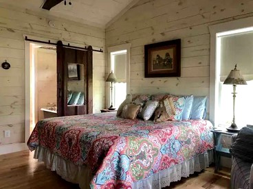 Idyllic Cottage on a Working Farm Perfect for Weekend Getaways in Texas - Fayetteville, Texas - glamping.directory