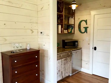Idyllic Cottage on a Working Farm Perfect for Weekend Getaways in Texas - Fayetteville, Texas - glamping.directory