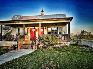 Idyllic Cottage on a Working Farm Perfect for Weekend Getaways in Texas - Fayetteville, Texas - glamping.directory