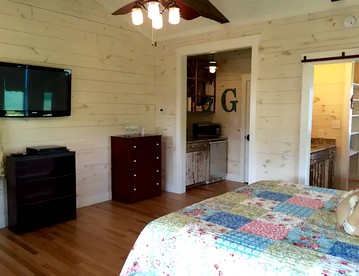 Idyllic Cottage on a Working Farm Perfect for Weekend Getaways in Texas - Fayetteville, Texas - glamping.directory