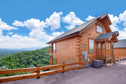 Lovely Smoky Mountains Cabin with a Hot Tub - Sevierville, Tennessee - glamping.directory