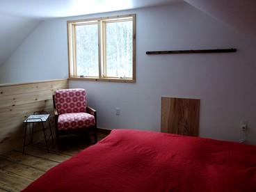 Charming Cabin Getaway with a Wood-Burning Stove in Chesterfield, Massachusetts - Chesterfield, Massachusetts - glamping.directory