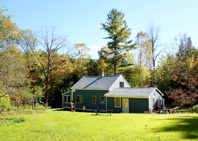 Charming Cabin Getaway with a Wood-Burning Stove in Chesterfield, Massachusetts - Chesterfield, Massachusetts - glamping.directory