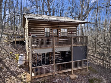 Peaceful Mountain Cabin with Mt Yonah Views with Fire Pit and Outdoor Dining in Sautee Nacoochee, Georgia - Sautee Nacoochee, Georgia - glamping.directory