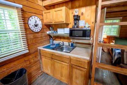 Pet Friendly Log Cabin, Perfect for an Adventure in Kentucky's Lake Country - Columbia, Kentucky - glamping.directory