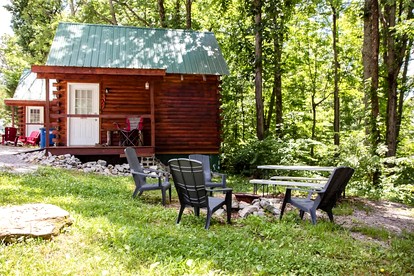 Pet Friendly Log Cabin, Perfect for an Adventure in Kentucky's Lake Country - Columbia, Kentucky - glamping.directory