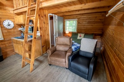 Pet Friendly Log Cabin, Perfect for an Adventure in Kentucky's Lake Country - Columbia, Kentucky - glamping.directory