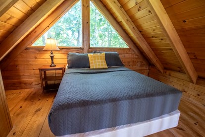 Pet Friendly Log Cabin, Perfect for an Adventure in Kentucky's Lake Country - Columbia, Kentucky - glamping.directory