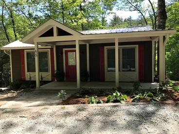 Lovely Cabin Rental with Spacious Backyard in Cashiers, North Carolina - glamping.directory