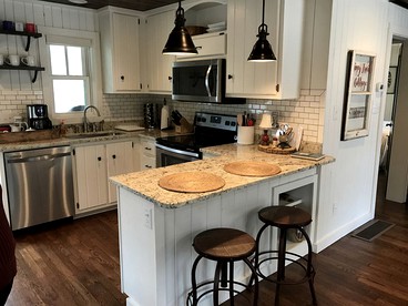 Lovely Cabin Rental with Spacious Backyard in Cashiers, North Carolina - Cashiers, North Carolina - glamping.directory