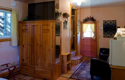 Beautifully Furnished Couples Cottage Rental for Weekend Trip near Seattle - Vashon, Washington - glamping.directory