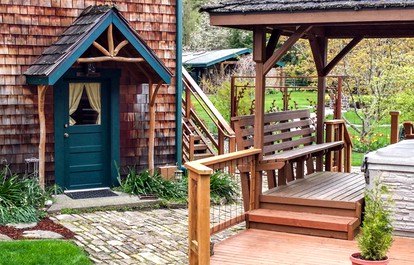 Beautifully Furnished Couples Cottage Rental for Weekend Trip near Seattle - glamping.directory