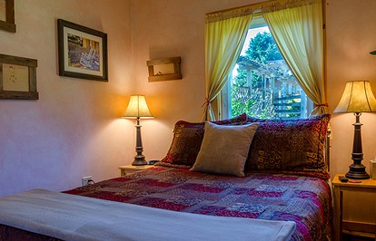 Beautifully Furnished Couples Cottage Rental for Weekend Trip near Seattle - Vashon, Washington - glamping.directory