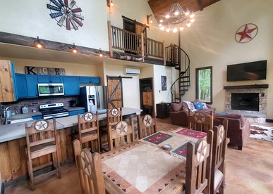 Escape to Elegance: Waterfront Cabin in a Texas Forest – Ideal Glamping Getaway - Grimes County, Texas - glamping.directory