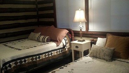 Log Cabin Hideaway in the Woods near Knoxville, Tennessee - Knoxville, Tennessee - glamping.directory