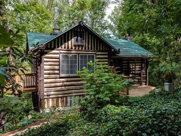 Log Cabin Hideaway in the Woods near Knoxville, Tennessee - glamping.directory