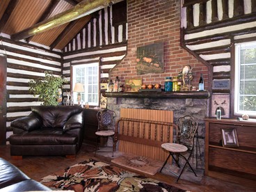 Log Cabin Hideaway in the Woods near Knoxville, Tennessee - Knoxville, Tennessee - glamping.directory