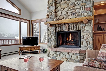 Luxury Breckenridge Cabin with a Large Hot Tub - Breckenridge, Colorado - glamping.directory