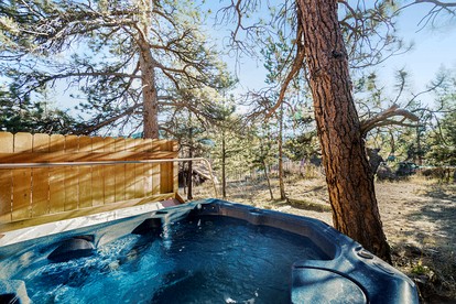 Charming Pet Friendly Cabin with Barbecue and Hot-tub in Estes Park, Colorado - Estes Park, Colorado - glamping.directory