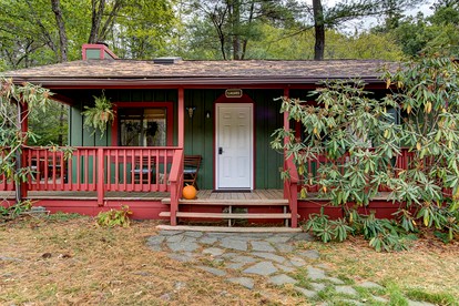 Cozy Cottage Rental with Small Private Pond in Canadensis, Pennsylvania - Canadensis, Pennsylvania - glamping.directory