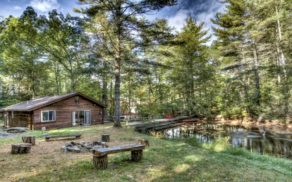 Cozy Cottage Rental with Small Private Pond in Canadensis, Pennsylvania - glamping.directory
