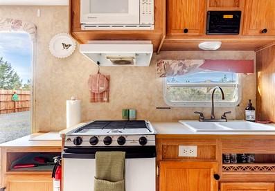 Cozy Desert Glamping Escape with Private Hot Tub & Fire Pit in Pinon Hills, California - Pinon Hills, California - glamping.directory