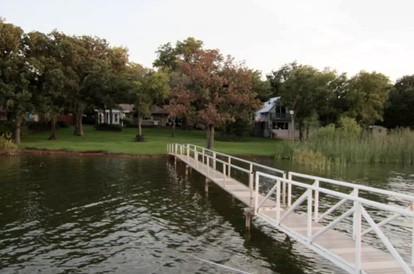 Lakeside Cottage with Balcony and Views on Lake Graham, Texas - Graham, Texas - glamping.directory