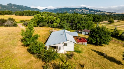 Awesome Retreat with Hot-Tub with Serene Landscape Views in Wyoming - glamping.directory