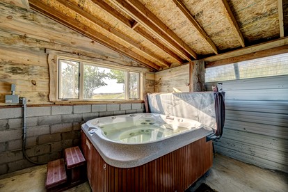 Awesome Retreat with Hot-Tub with Serene Landscape Views in Wyoming - Story, Wyoming - glamping.directory