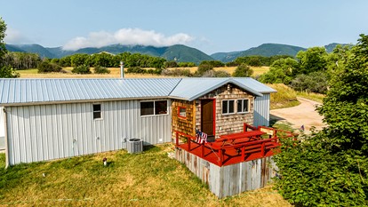 Awesome Retreat with Hot-Tub with Serene Landscape Views in Wyoming - Story, Wyoming - glamping.directory