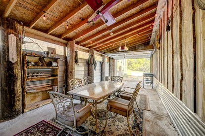Awesome Retreat with Hot-Tub with Serene Landscape Views in Wyoming - Story, Wyoming - glamping.directory