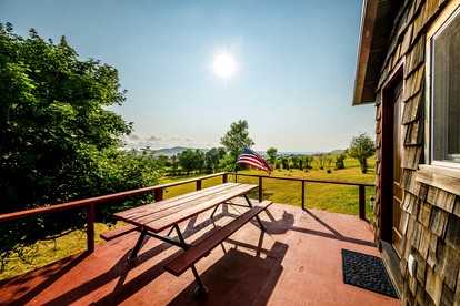 Awesome Retreat with Hot-Tub with Serene Landscape Views in Wyoming - Story, Wyoming - glamping.directory