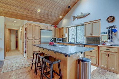 Breathtaking Cottage with Barbecue in Sunriver, Oregon - Sunriver, Oregon - glamping.directory